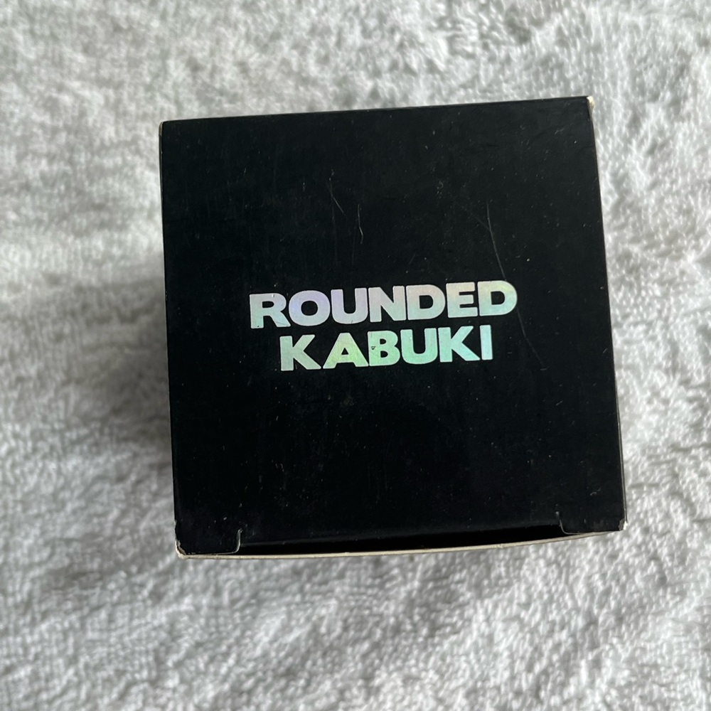 BH Cosmetics Rounded Kabuki Brush - Picture 2 of 3
